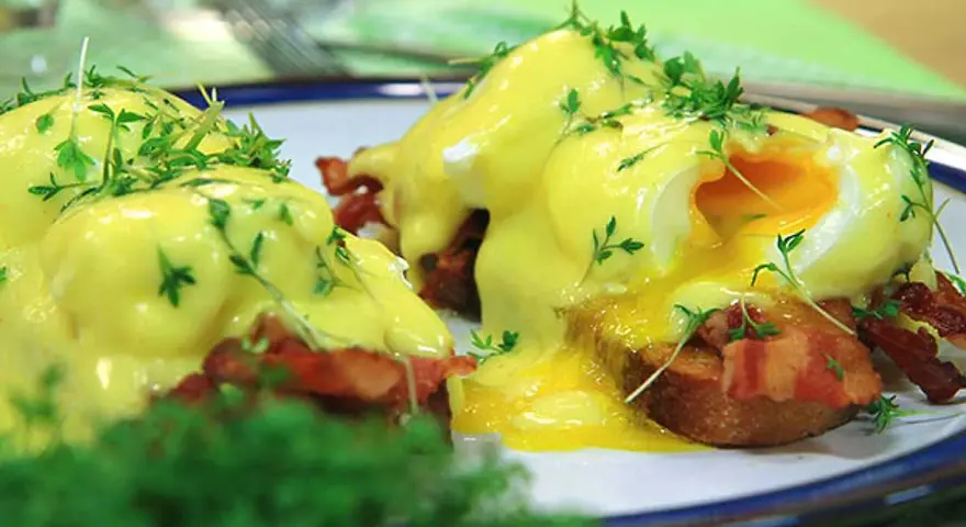 Läckra eggs benedict med krämig hollandaisesås, knaprigt bacon och färska örter. En perfekt start på dagen!