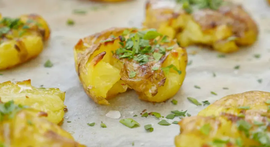 Krispiga, gyllene smashed potatis med färsk persilja. Perfekt tillbehör som smälter i munnen.
