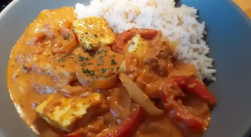 En krämig halloumi stroganoff med ris, paprika och lök. En härlig vegetarisk rätt.