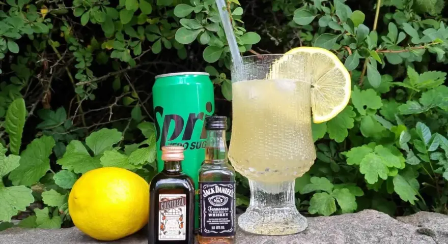 Lynchburg lemonade recept: en citron, en burk Sprite Zero, Cointreau och Jack Daniel's. En perfekt sommardrink!