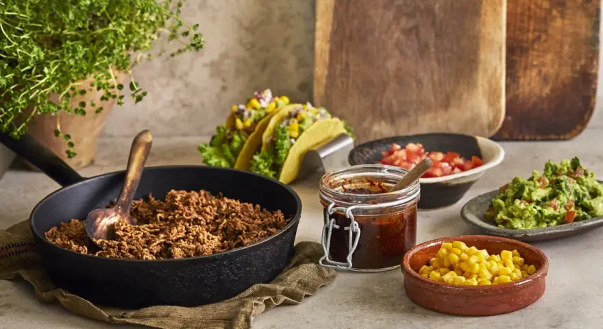 Tacos med köttfärs, majs, salsa och guacamole. Perfekt för ett tacokrydda recept!