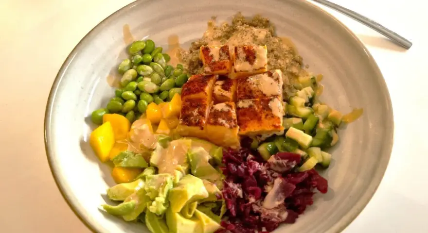En matig bowl med lax, quinoa, edamamebönor, mango, avokado och rödbetor. Enkla bakverk kan vara gott, men den här bowl är en riktig höjdare!