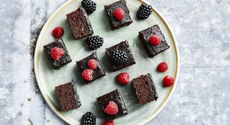 Små bitar av chokladkaka med hallon och björnbär. Ett perfekt chokladkaka recept för fikat.