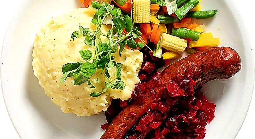 Ugnsbakad isterband med potatismos, rödbetor och en blandning av grönsaker.