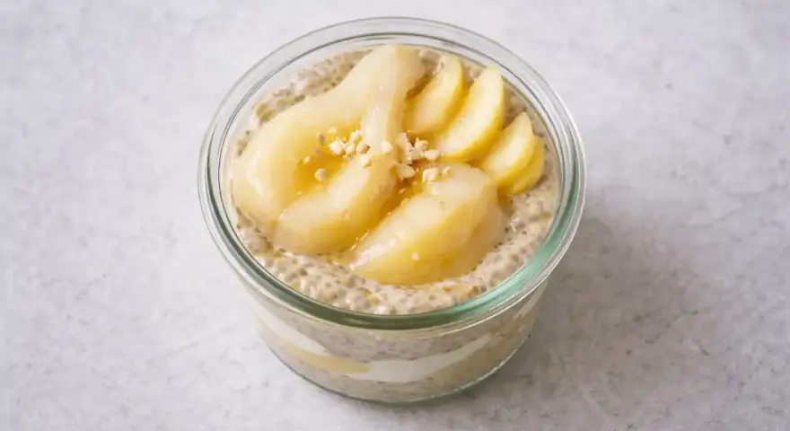 Chiapudding recept med päron och nötter i glasburk. En härlig frukost eller mellanmål.