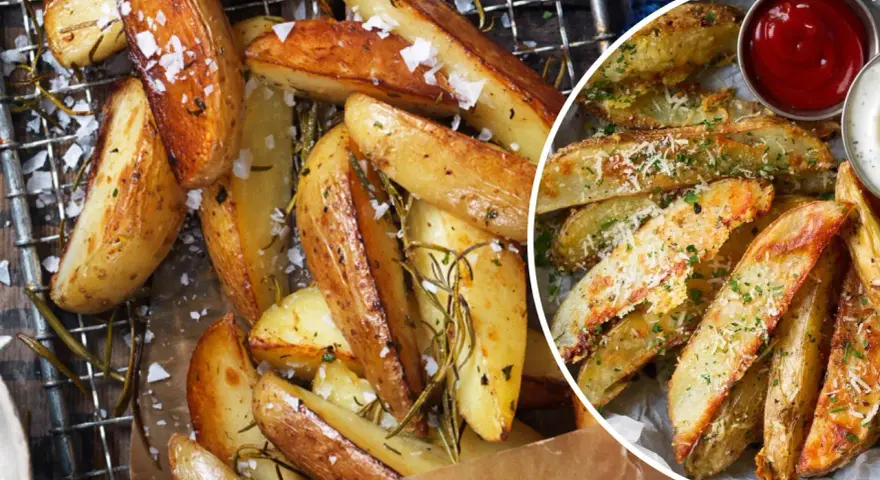 Krispiga klyftpotatis i ugn, strösslade med flingsalt och rosmarin. En del är toppade med parmesan och persilja, redo att doppas i ketchup eller dipp.