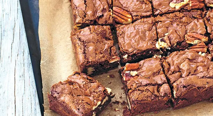 Färska, sega brownies med nötter, perfekta för ett enkelt brownie recept.