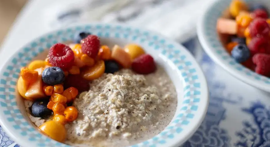 En skål gröt med färska bär och frukt. Perfekt för frukost tips!