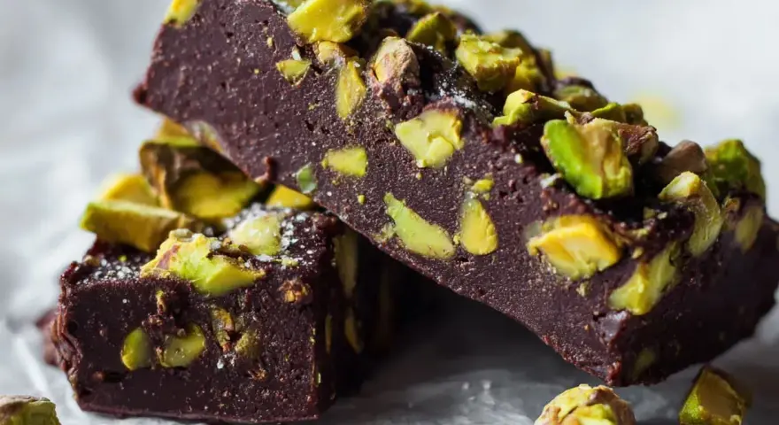 Mörk chokladfudge med pistagenötter, perfekt för ett dubai choklad recept.
