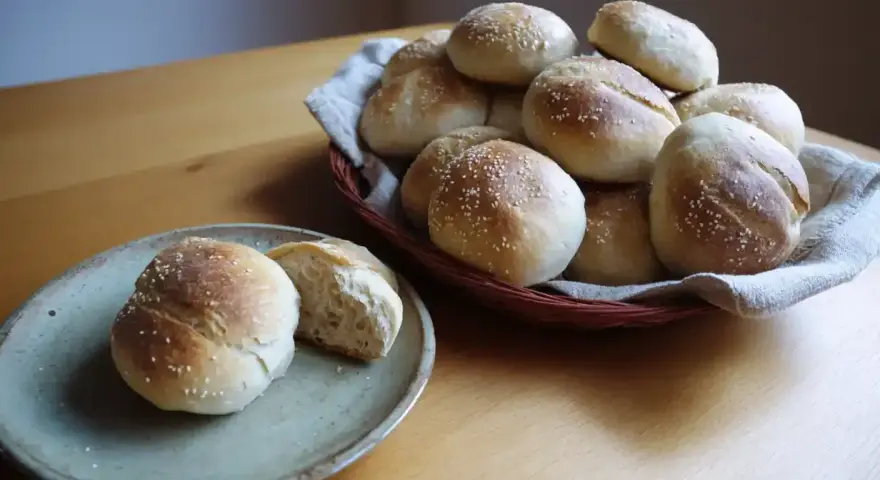 Nybakade frallor med sesamfrön, perfekta för frukost eller fika. Ett enkelt frallor recept att prova!