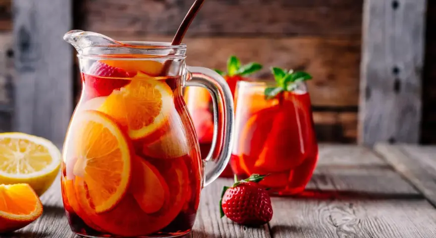 En karaff fylld med fruktig sangria, perfekt för en sommardag. Här är ett enkelt sangria recept.