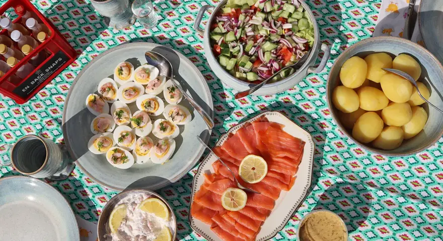 En härlig påskbuffé med ägghalvor, gravad lax, potatis, sallad och skagenröra. Perfekta påskmat recept för en festlig måltid.