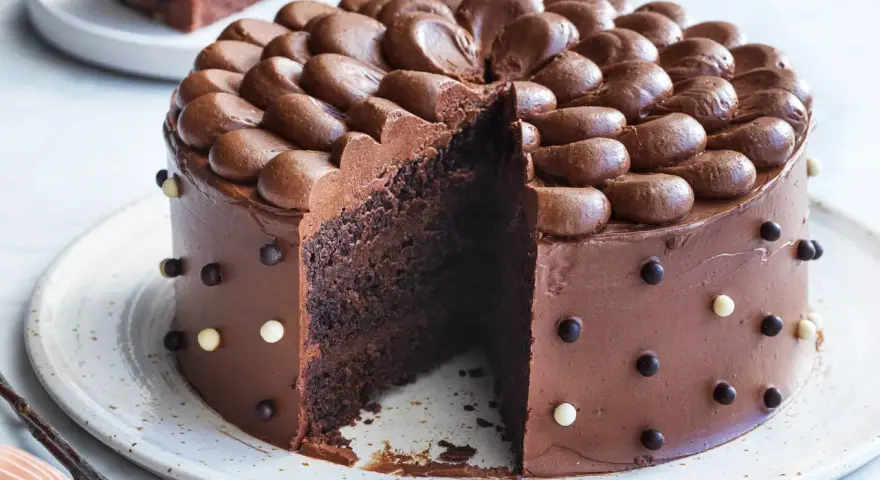 En saftig chokladtårta med chokladfrosting och dekorationer. Perfekt för alla som älskar choklad och letar efter ett gott chokladtårta recept.