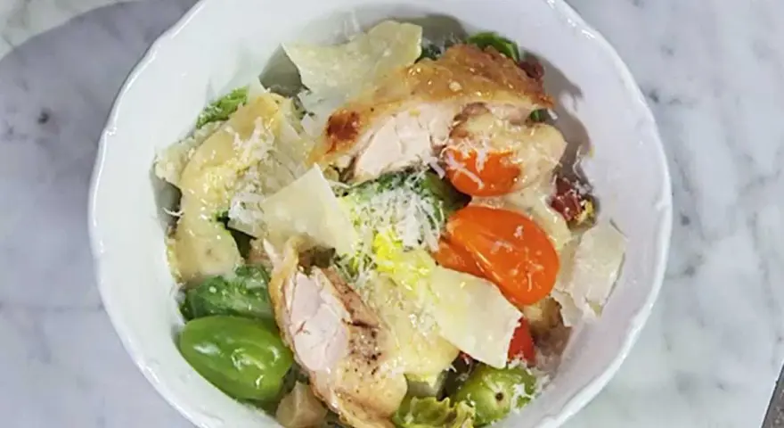 En härlig caesarsallad med kyckling, parmesan och en krämig caesarsallad dressing.