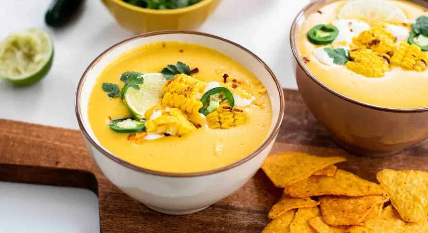 Krämig majssoppa med grillad majs, jalapeño och lime. Ett perfekt soppa recept för en kall dag.