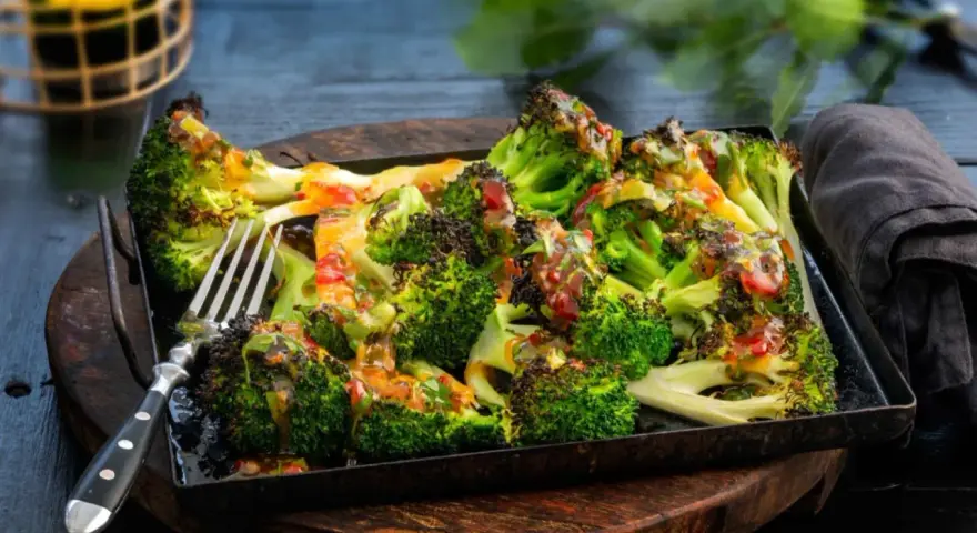 Ugnsrostad broccoli med en härlig dressing. Perfekt som tillbehör eller en lätt måltid.