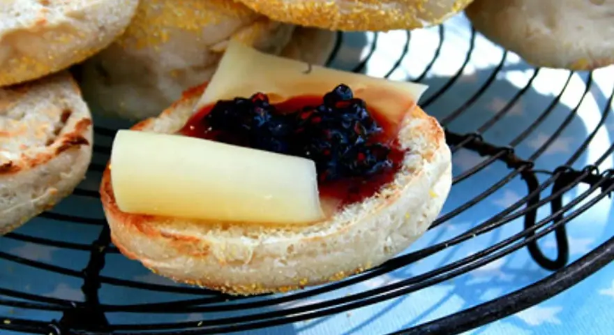 En rostad english muffin med sylt och ost. En perfekt frukost eller mellanmål.
