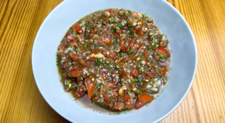 En skål med färsk pico de gallo, en härlig blandning av hackade tomater, lök, koriander och chili, redo att förhöja vilken måltid som helst.