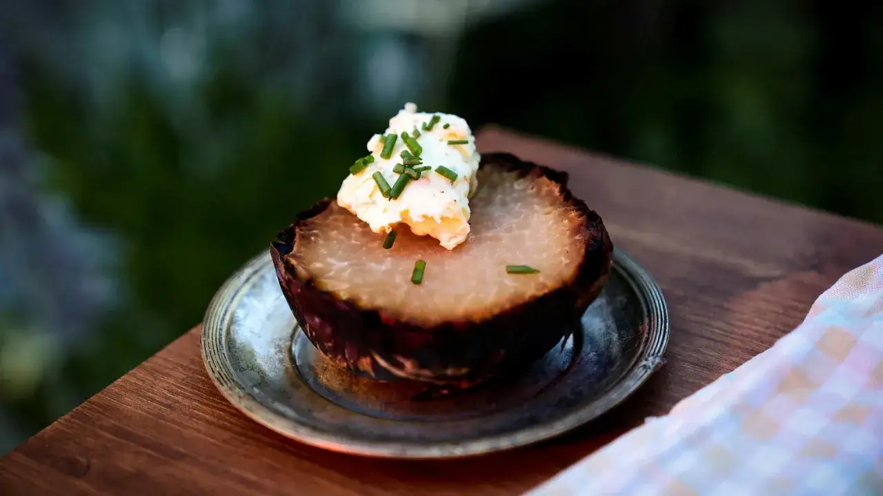 En bakad kålrabbi med en klick smör och gräslök, ett enkelt och gott kålrabbi recept.