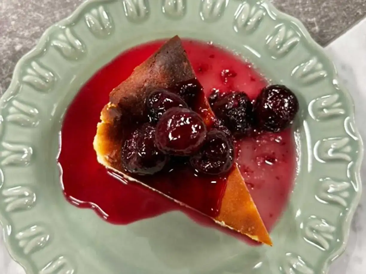En bit krämig ostkaka med körsbärssås och hela körsbär. Ett perfekt ostkaka recept för alla tillfällen.