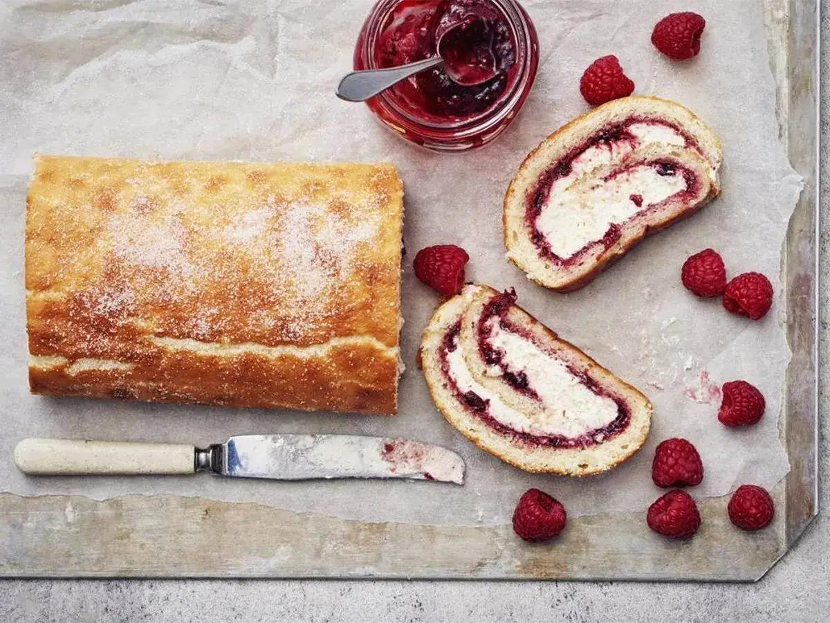 En sockerstr&ouml;dd rullt&aring;rta med hallon och gr&auml;dde. Perfekt f&ouml;r ett enkelt rullt&aring;rta recept.