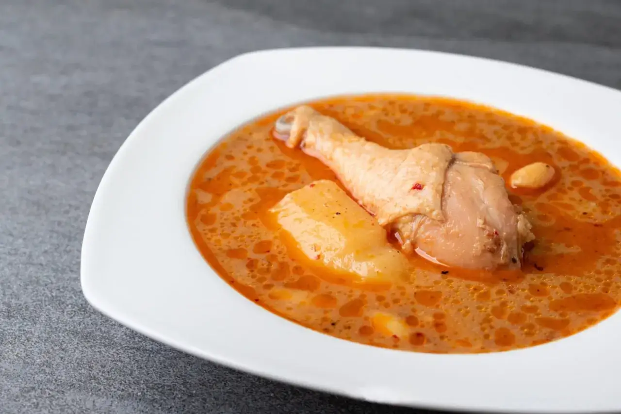 En krämig kycklinggryta med potatis och nötter, perfekt för ett massaman curry recept.