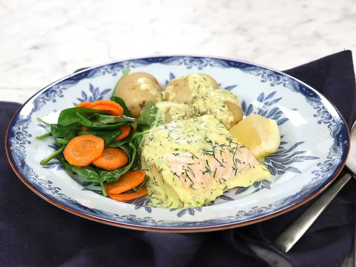 Lax i ugn med krämig sås, kokt potatis, morötter och spenatsallad. En klassisk svensk rätt som passar perfekt till middag.