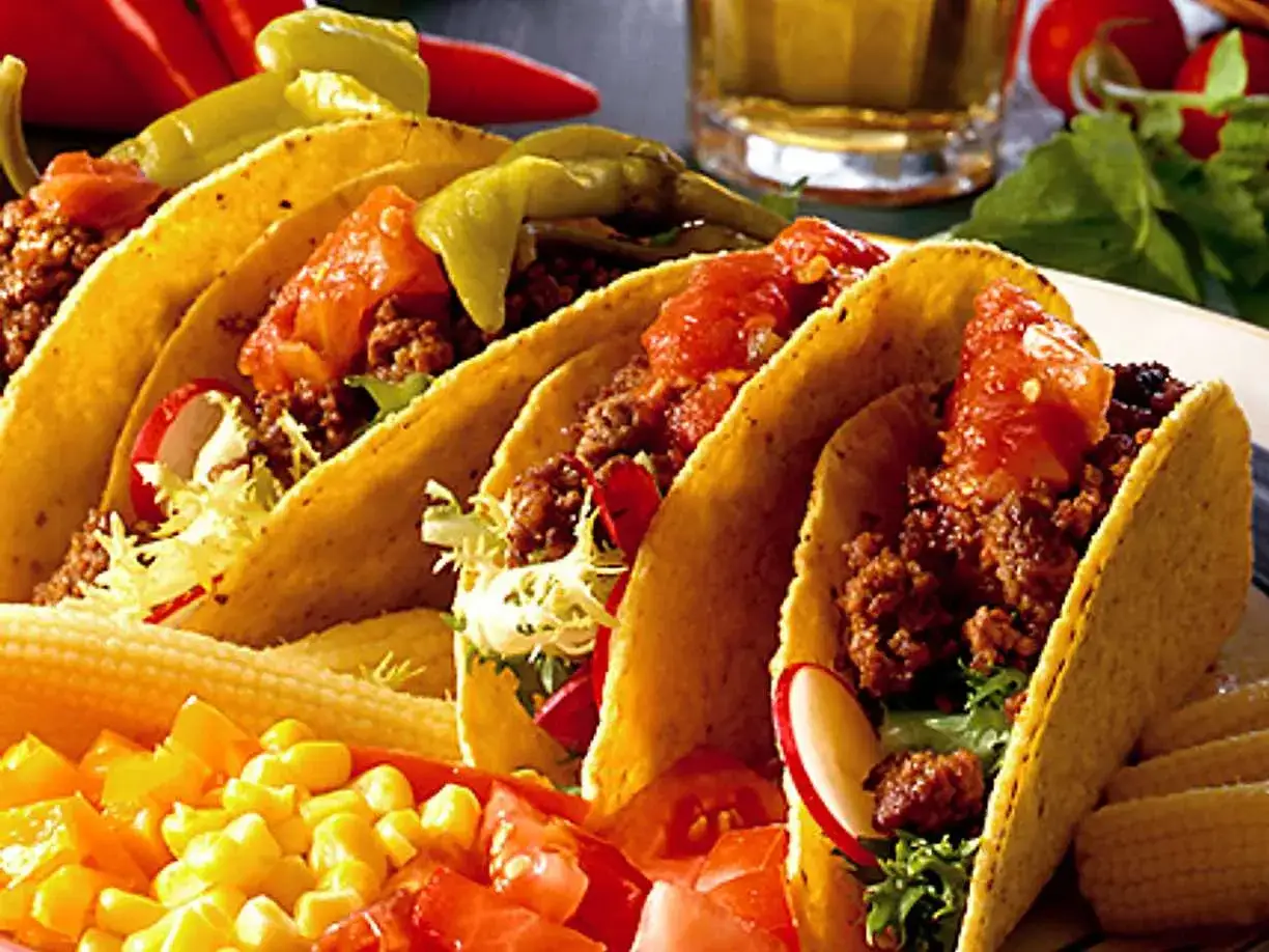Tacos fyllda med k&ouml;ttf&auml;rs, sallad, tomat och jalape&ntilde;os. Perfekt f&ouml;r en tacokrydda recept-kv&auml;ll!