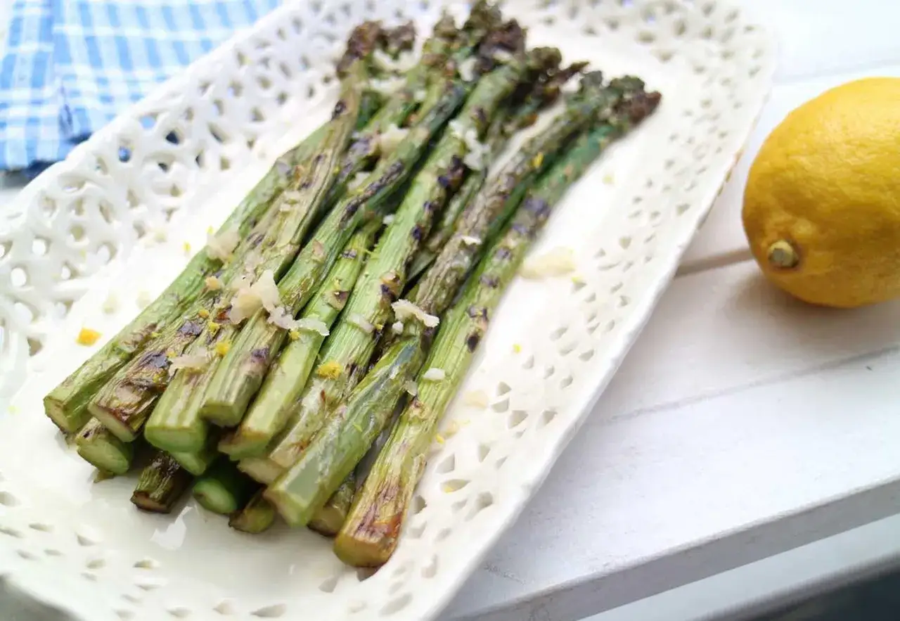 Grilla sparris med citronskal och vitl&ouml;k p&aring; en vacker vit serveringsfat. En perfekt sommarr&auml;tt!