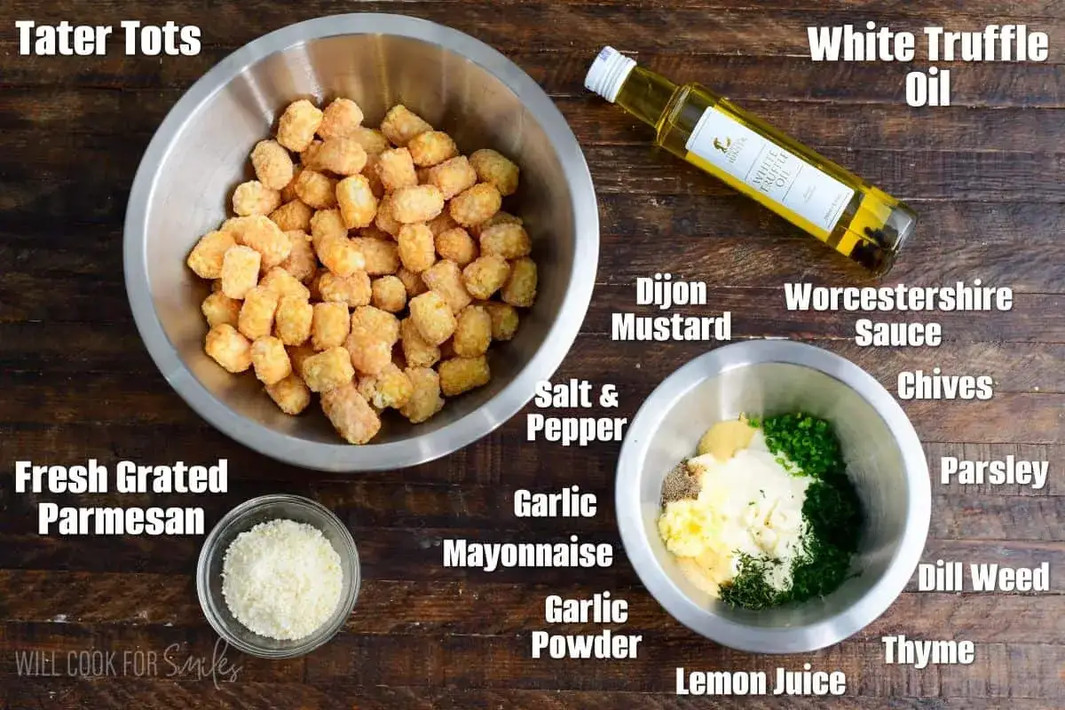 En skål med gyllene tater tots bredvid ingredienser för en dippsås, inklusive vit tryffelolja.