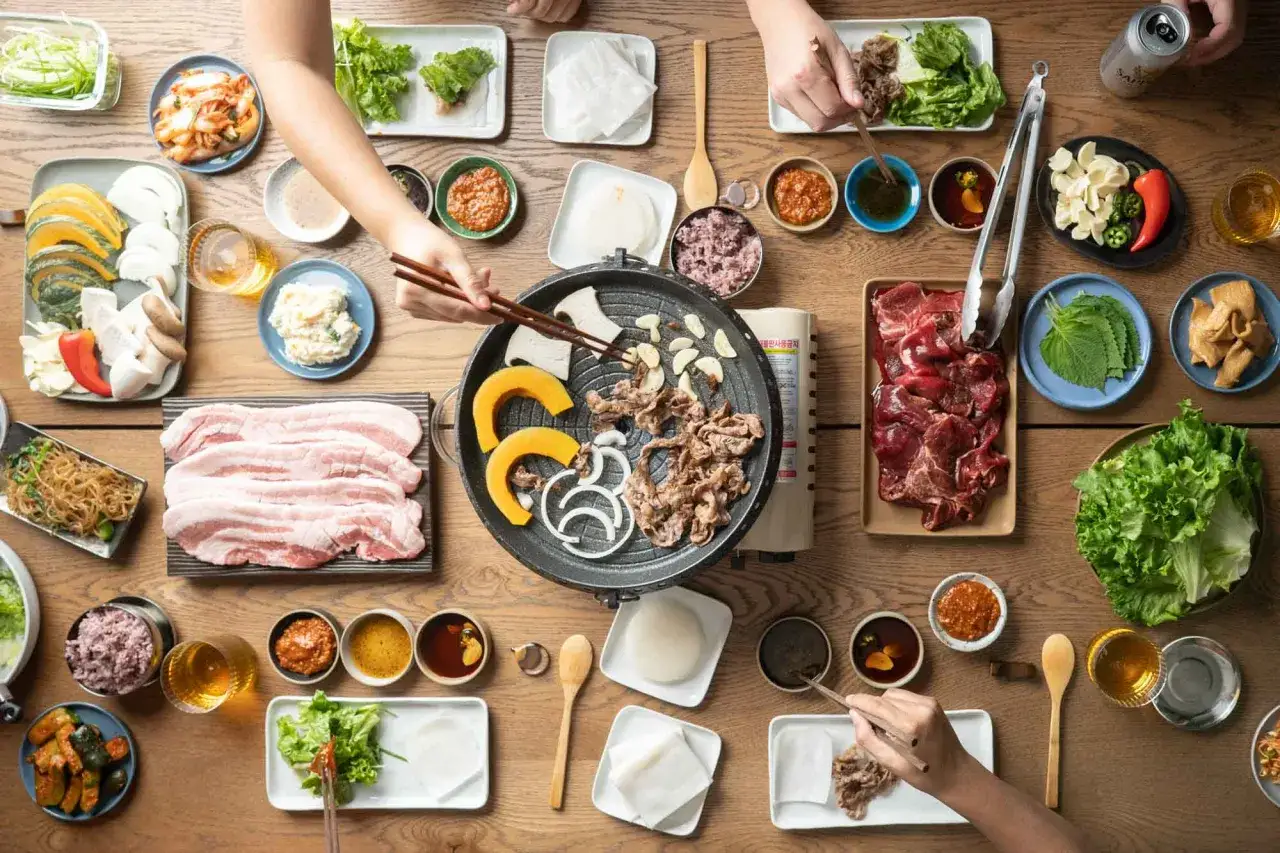 En härlig koreansk bbq-måltid med grillad biff, fläsk, grönsaker och kimchi.