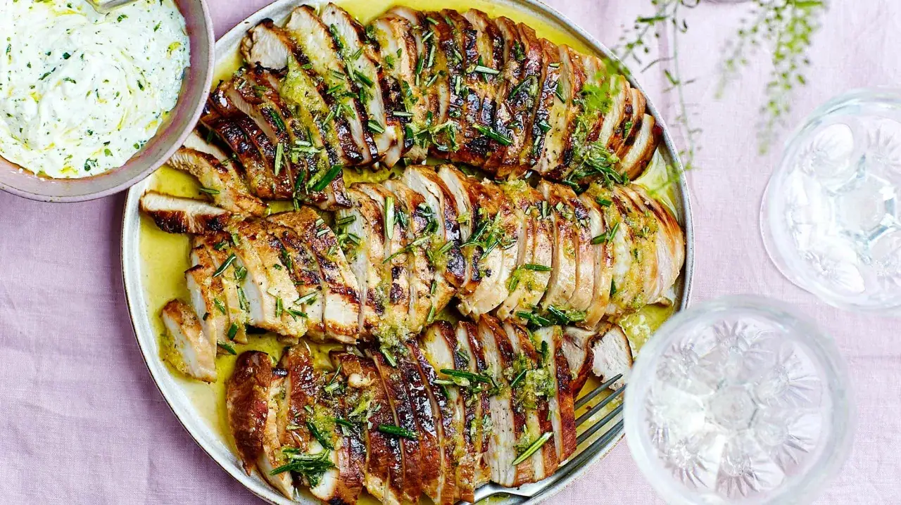 Skivad, dubbelmarinerad kyckling med örter och citron, serverad med en krämig dippsås.