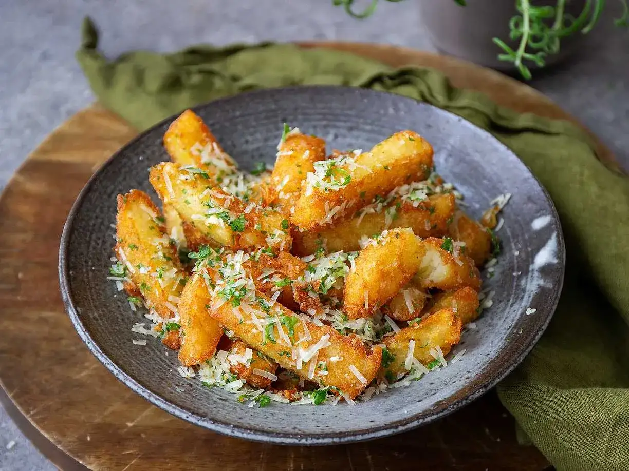 Krispiga potatisbullar toppade med riven parmesan och persilja. Ett enkelt potatisbullar recept för alla.