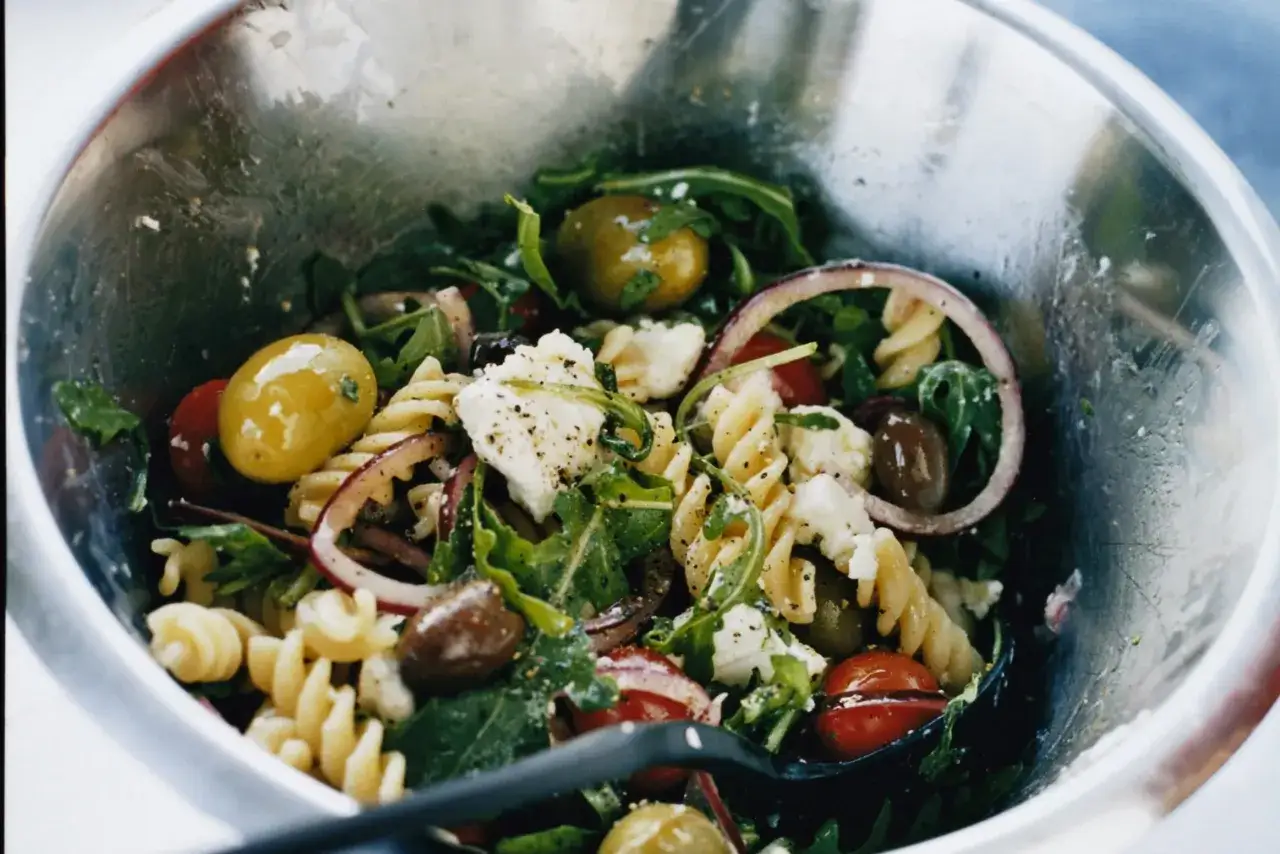Pastasallad med oliver, fetaost och en dressing av olivolja.