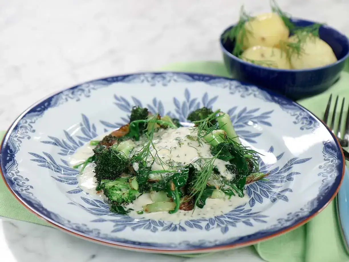 En krämig kolja med broccoli och dill, serverad på en vacker tallrik. Ett enkelt och gott kolja recept.