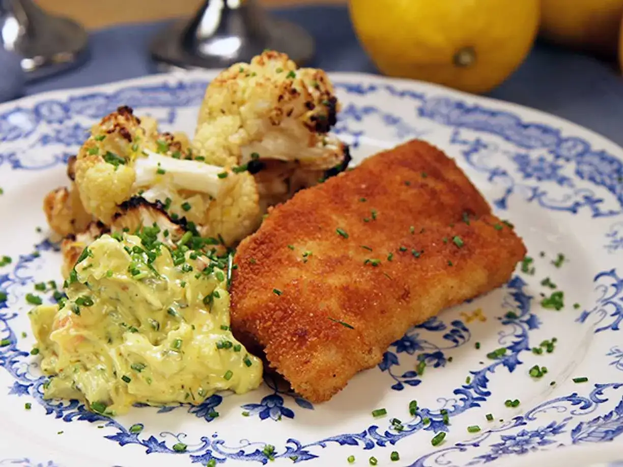 Krispig panerad fisk med rostad blomkål och en krämig remouladsås. En klassisk svensk rätt som passar perfekt till lunch eller middag.