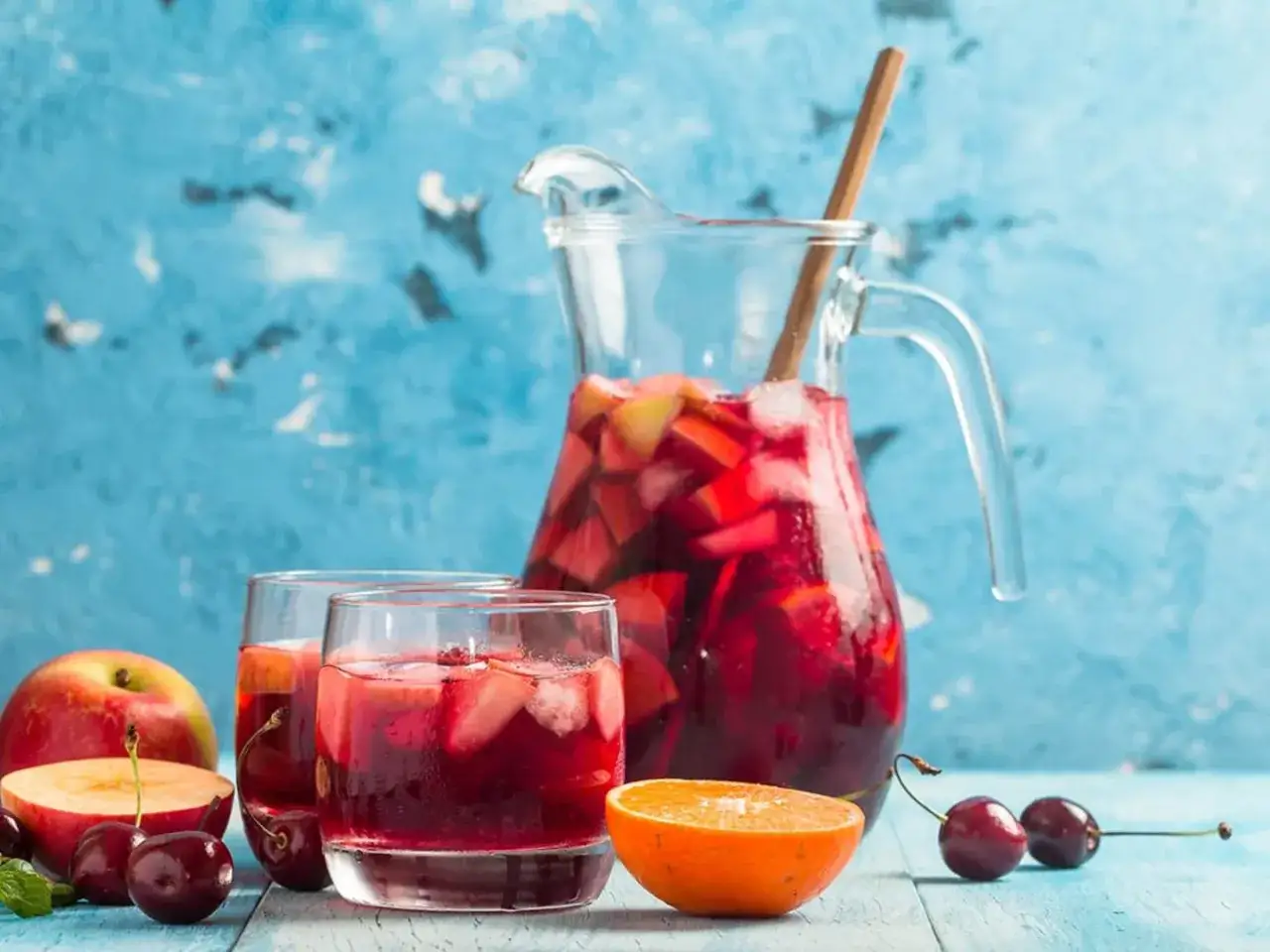 En karaff med sangria och frukt, perfekt för ett sommarmottagning. Här är ett enkelt sangria recept.