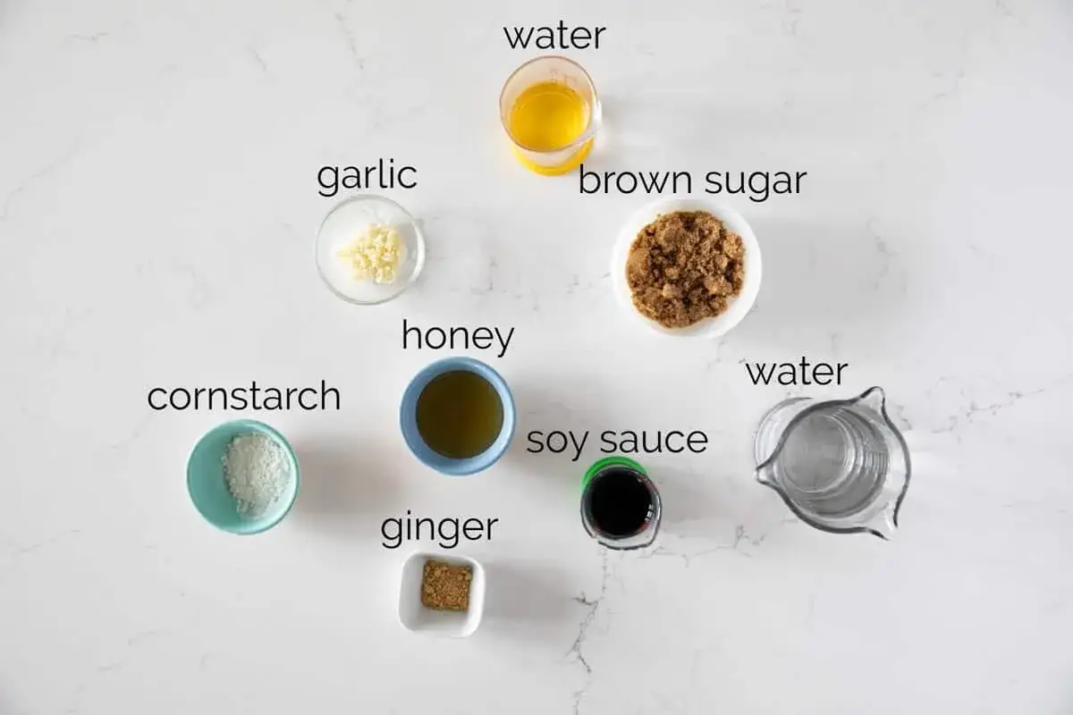 Ingredienser f&ouml;r ett enkelt teriyakis&aring;s recept: majsst&auml;rkelse, vitl&ouml;k, honung, ingef&auml;ra, sojas&aring;s, farinsocker och vatten.