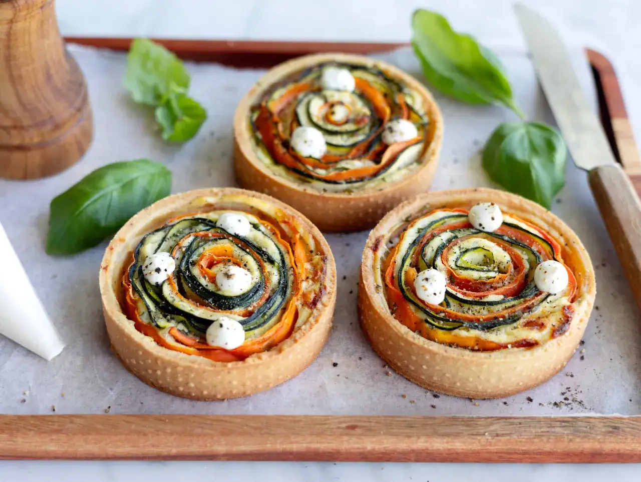 Tre vackra grönsakspajer med zucchini och morot, toppade med små mozzarellabollar. Ett perfekt paj recept för sommaren.