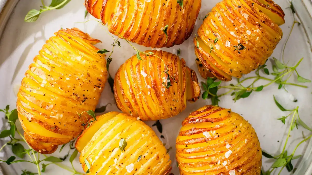 Krispiga hasselbackspotatis i airfryer, toppade med örter och flingsalt. Perfekt tillbehör!