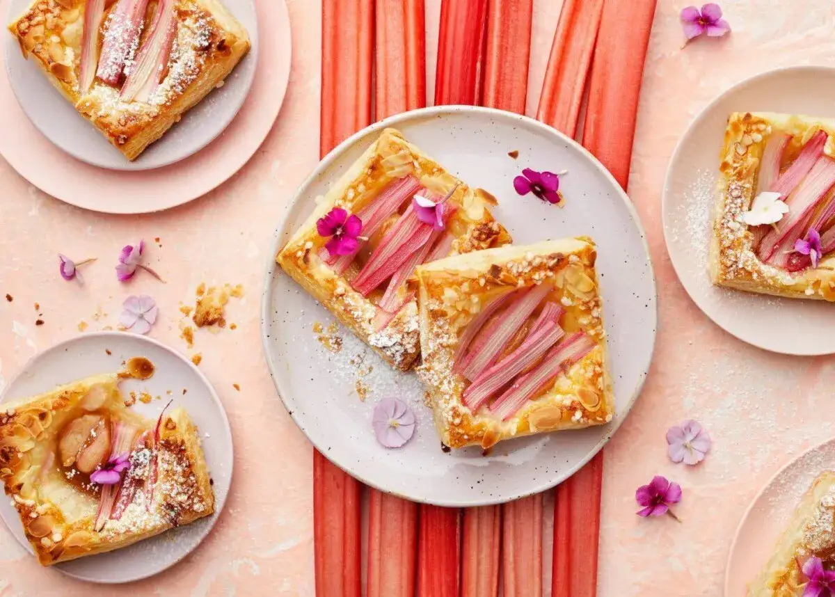 Gammaldags rabarberpaj med flarn och blommor. En härlig sommardessert som påminner om mormors kök.
