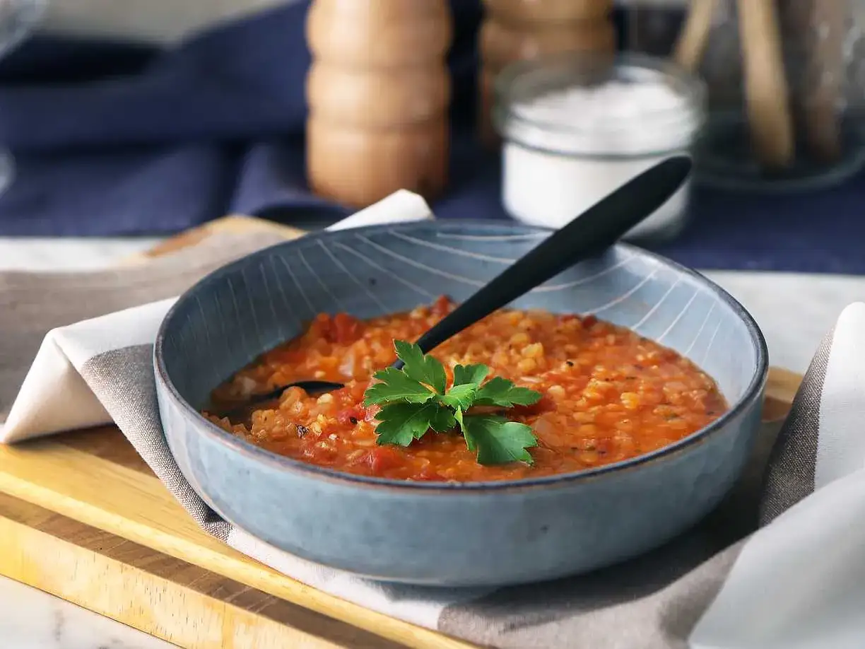 En skål med värmande linssoppa, perfekt för ett mysigt linssoppa recept. Garnerad med färsk persilja.