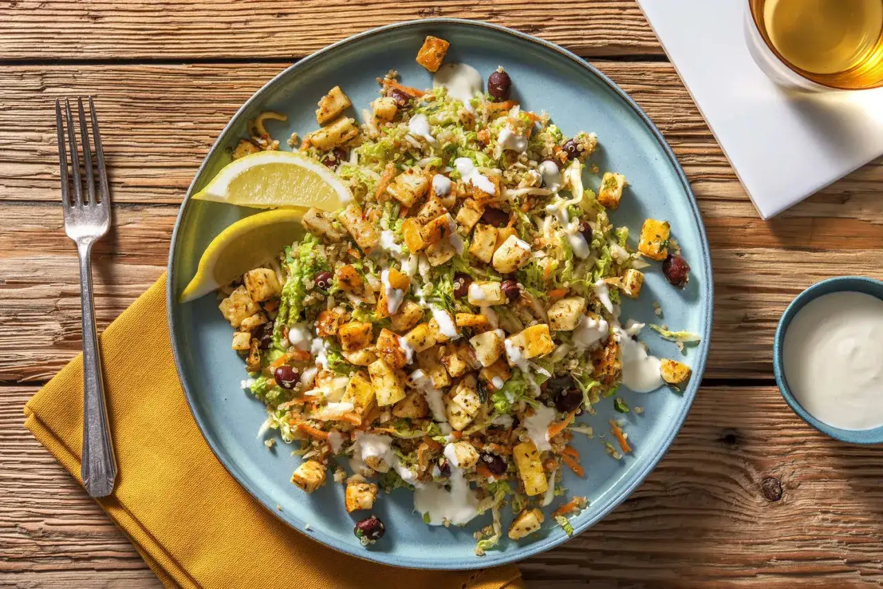 En härlig quinoa-sallad med krispiga grönsaker, rostade bitar och en krämig dressing. Ett perfekt quinoa recept för en lätt lunch.