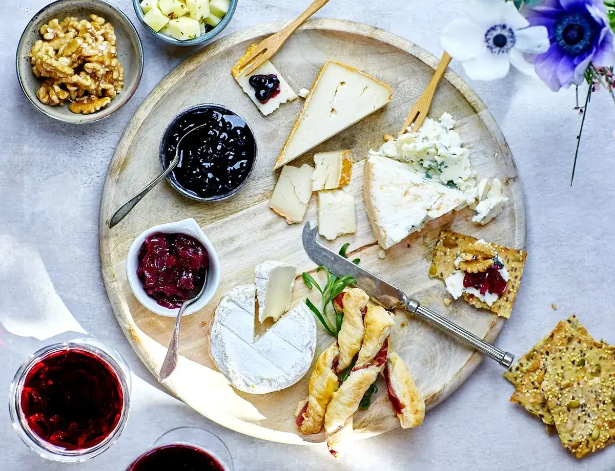En härlig ost och vinprovning med olika ostar, kex, nötter och marmelad.