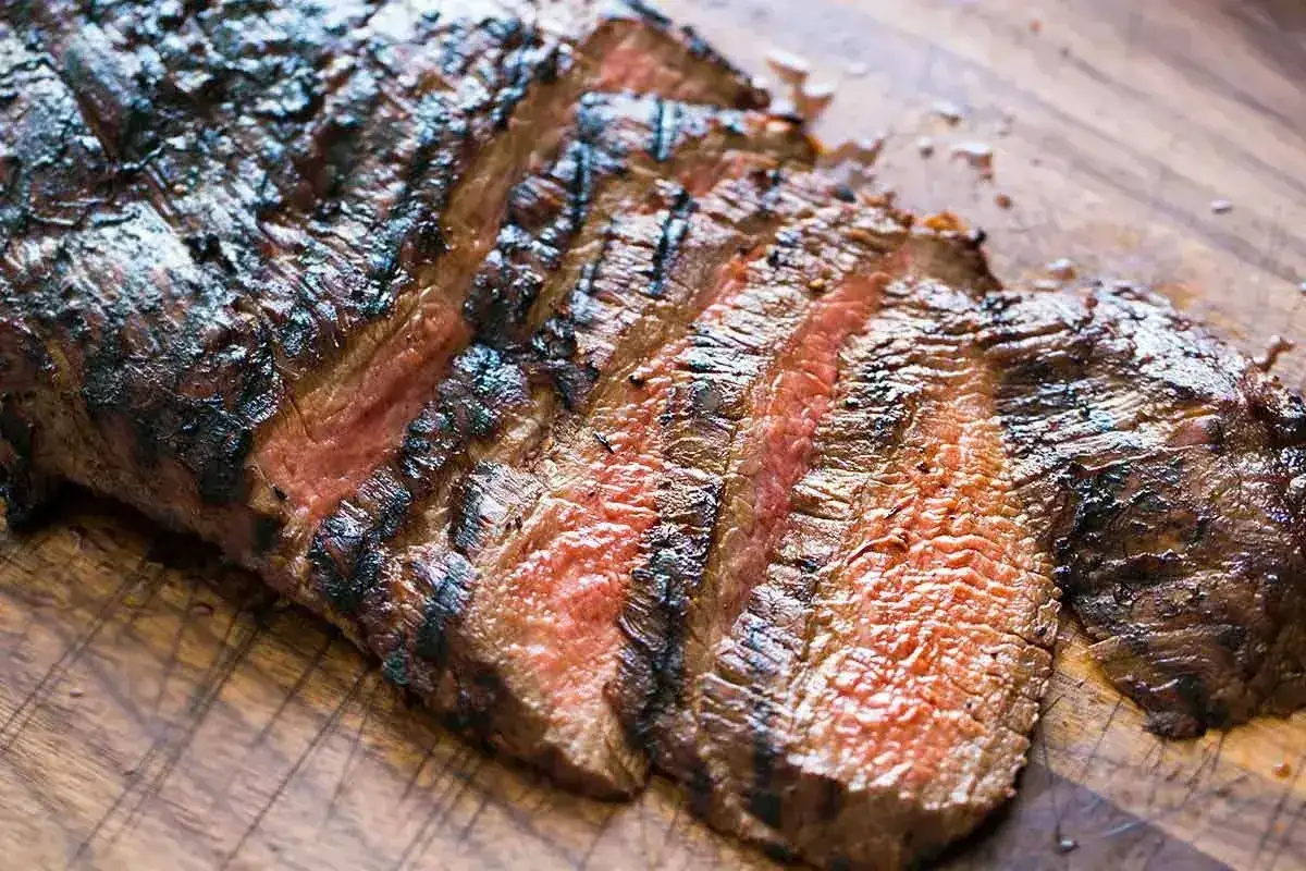 Grillad flankstek, perfekt för ett saftigt flankstek recept. Skivad och redo att serveras.