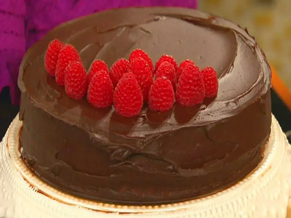 En härlig chokladtårta med hallon på toppen, perfekt för ett chokladtårta recept.