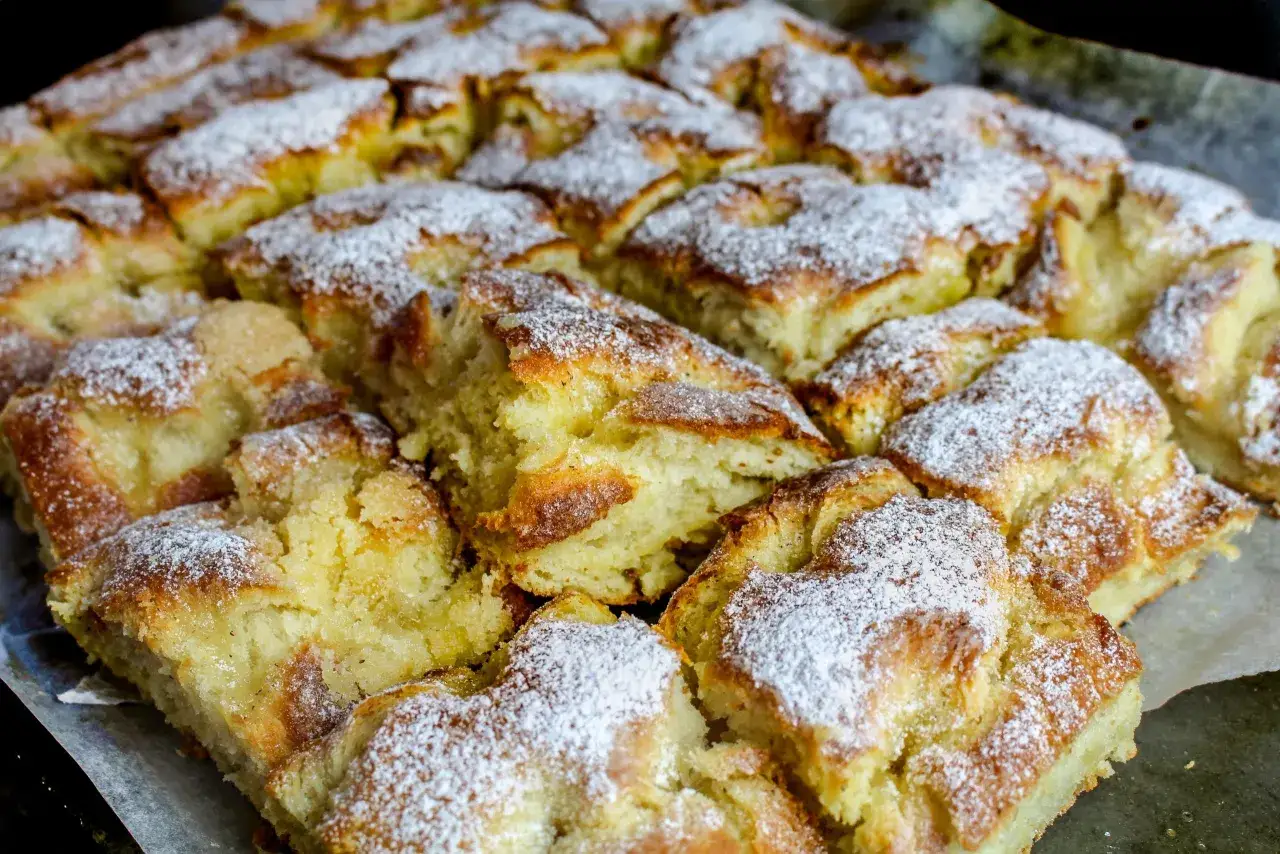 Nybakade vaniljbullar, perfekta f&ouml;r ett enkelt vaniljbullar recept. Pudrade med florsocker och redo att avnjutas.