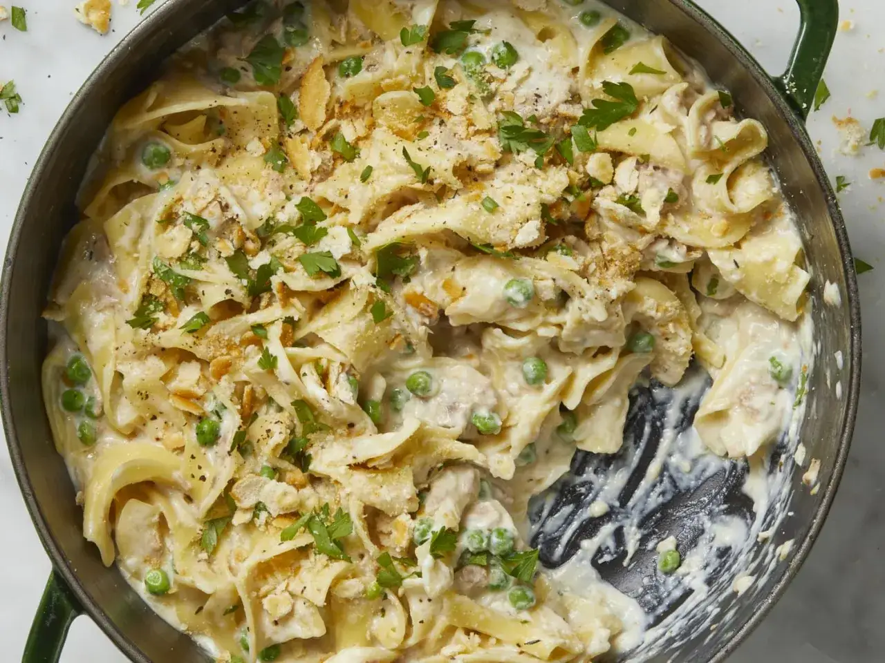 Krämig pasta med tonfisk på burk, ärtor och krispigt ströbröd. Ett enkelt recept som passar perfekt för en snabb middag.