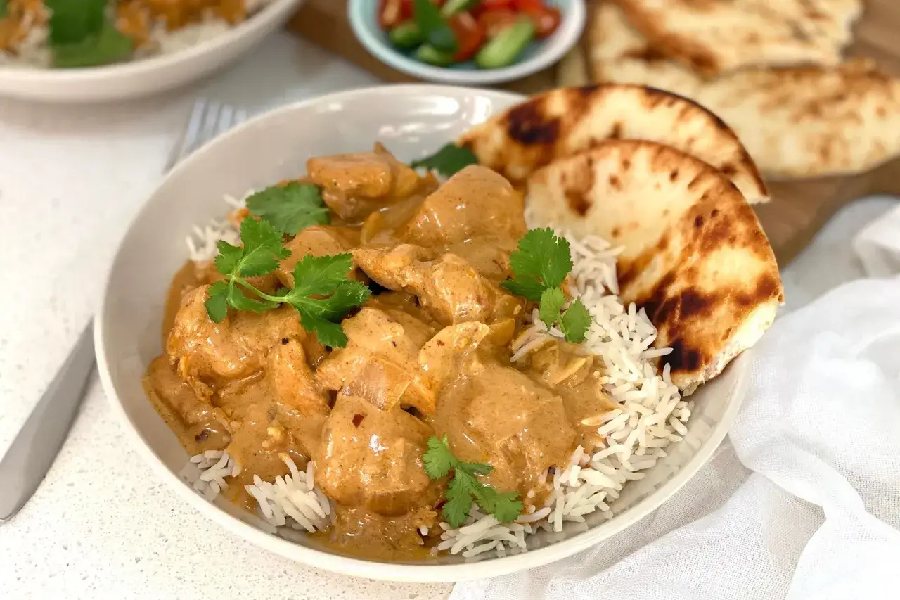 En krämig kycklingcurry med ris och naanbröd. En riktig curry nam nam!