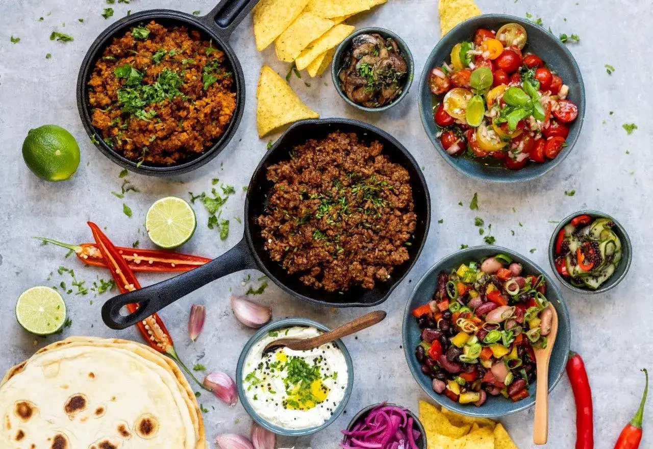 En härlig taco-buffé med köttfärs, bönröra, salsa, gräddfil och tortillabröd. Gott till tacos!
